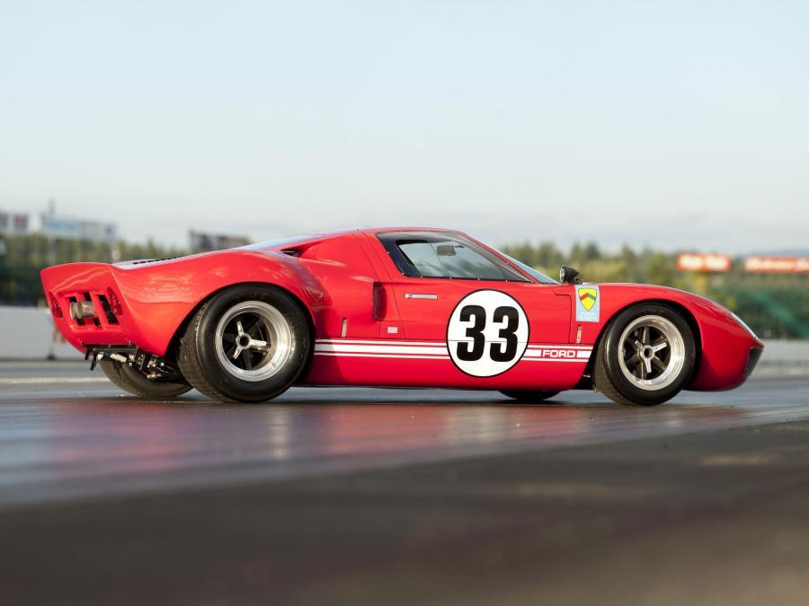  Ford GT40 Race Car 1966 года  (фото 8 из 8)